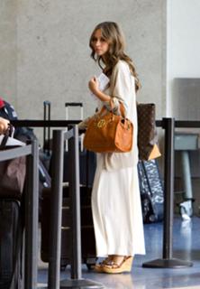 Jennifer Love Hewitt feet photo thumbnail