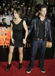 Jennifer Love Hewitt feet photo thumbnail