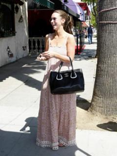 Jennifer Love Hewitt feet photo thumbnail