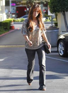 Jennifer Love Hewitt feet photo thumbnail