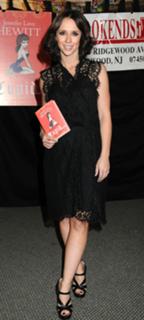 Jennifer Love Hewitt feet photo thumbnail