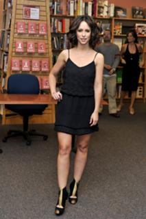 Jennifer Love Hewitt feet photo thumbnail