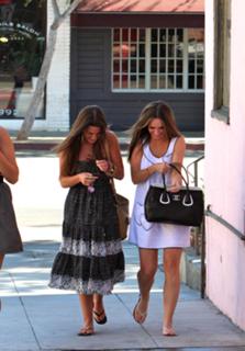 Jennifer Love Hewitt feet photo thumbnail