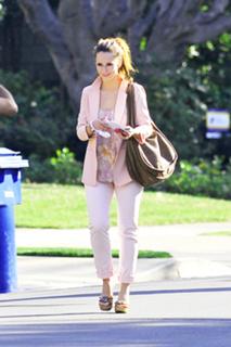 Jennifer Love Hewitt feet photo thumbnail