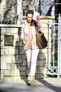 Jennifer Love Hewitt feet photo thumbnail