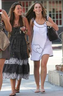 Jennifer Love Hewitt feet photo thumbnail