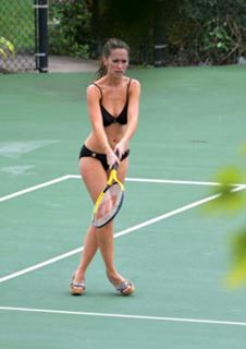 Jennifer Love Hewitt feet photo thumbnail