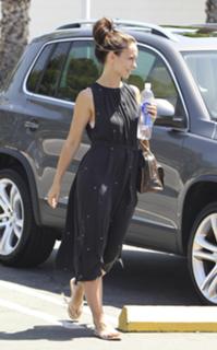 Jennifer Love Hewitt feet photo thumbnail