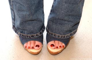 Jennifer Love Hewitt feet photo thumbnail