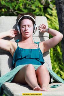 Jennifer Love Hewitt feet photo thumbnail