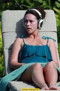 Jennifer Love Hewitt feet photo thumbnail