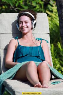 Jennifer Love Hewitt feet photo thumbnail