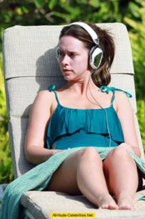 Jennifer Love Hewitt feet photo thumbnail
