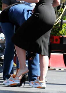 Jennifer Love Hewitt feet photo thumbnail