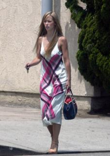 Jennifer Love Hewitt feet photo thumbnail