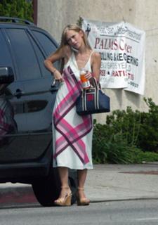 Jennifer Love Hewitt feet photo thumbnail