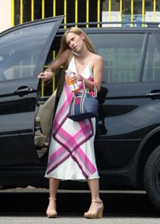 Jennifer Love Hewitt feet photo thumbnail