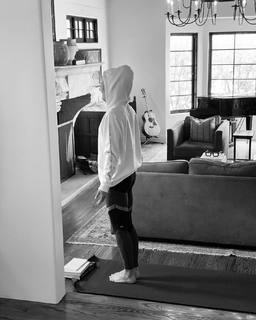 Jennifer Morrison feet photo thumbnail