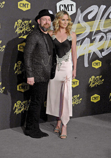 Jennifer Nettles feet photo thumbnail