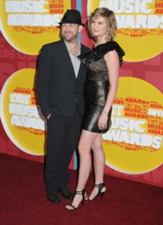 Jennifer Nettles feet photo thumbnail