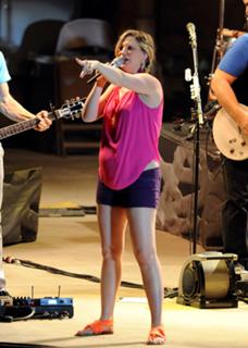 Jennifer Nettles feet photo thumbnail