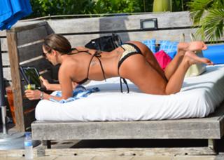 Jennifer Nicole Lee feet photo thumbnail