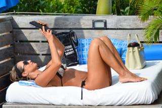 Jennifer Nicole Lee feet photo thumbnail
