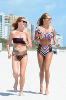Jennifer Nicole Lee feet photo thumbnail