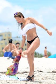 Jennifer Nicole Lee feet photo thumbnail