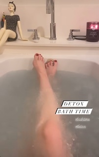 Jennifer Stone feet photo thumbnail