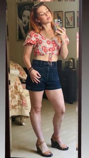 Jennifer Stone feet photo thumbnail