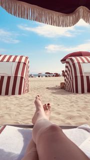 Jennifer Stone feet photo thumbnail