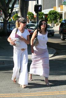 Jennifer Tilly feet photo thumbnail