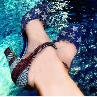 Jennifer Tilly feet photo thumbnail