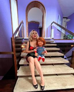 Jennifer Tilly feet photo thumbnail