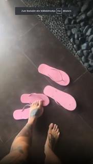 Jennifer Weist feet photo 4