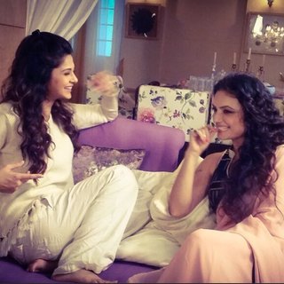Jennifer Winget feet photo thumbnail