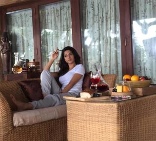 Jennifer Winget feet photo thumbnail
