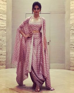 Jennifer Winget feet photo thumbnail
