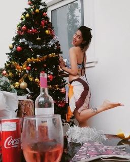 Jennifer Winget feet photo thumbnail