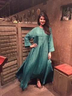 Jennifer Winget feet photo thumbnail