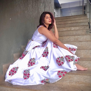 Jennifer Winget feet photo thumbnail