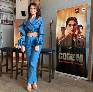 Jennifer Winget feet photo thumbnail