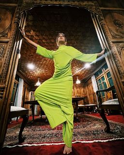 Jennifer Winget feet photo thumbnail