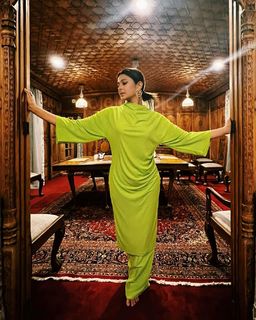 Jennifer Winget feet photo thumbnail