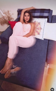 Jennifer Winget feet photo thumbnail