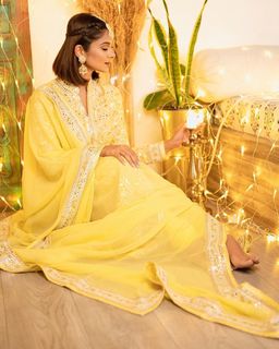 Jennifer Winget feet photo thumbnail