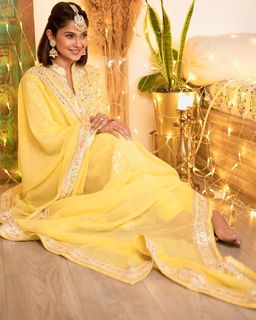 Jennifer Winget feet photo thumbnail