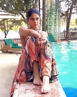 Jennifer Winget feet photo thumbnail