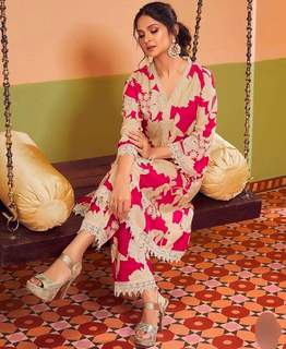 Jennifer Winget feet photo thumbnail